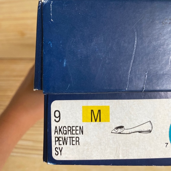 ANNE KLEIN Silver Flower Flats - Picture 6 of 6